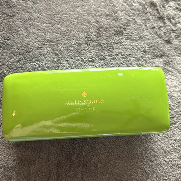 Kate Spade sunglasses, cloth & case. - Picture 8 of 9